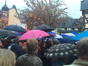 Auch wenn das Wetter nicht so ganz mitspielte war die Stimmung bei der Eröffnung des Blütenfestes sehr gut.